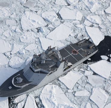 Kystvaktens fartøy sett ovenifra omringet av isflak