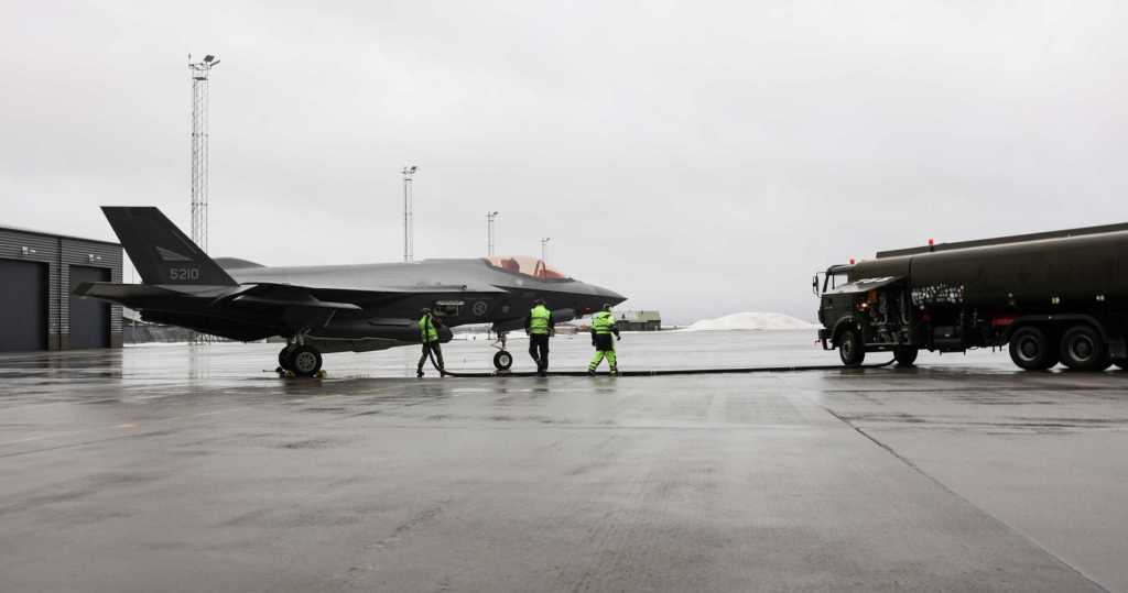 F3-35 og en tankbil som leverer biologisk drivstoff på en grå dag på Ørland flystasjon.