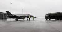 F3-35 og en tankbil som leverer biologisk drivstoff på en grå dag på Ørland flystasjon.