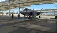 F35 parkert i hangar.