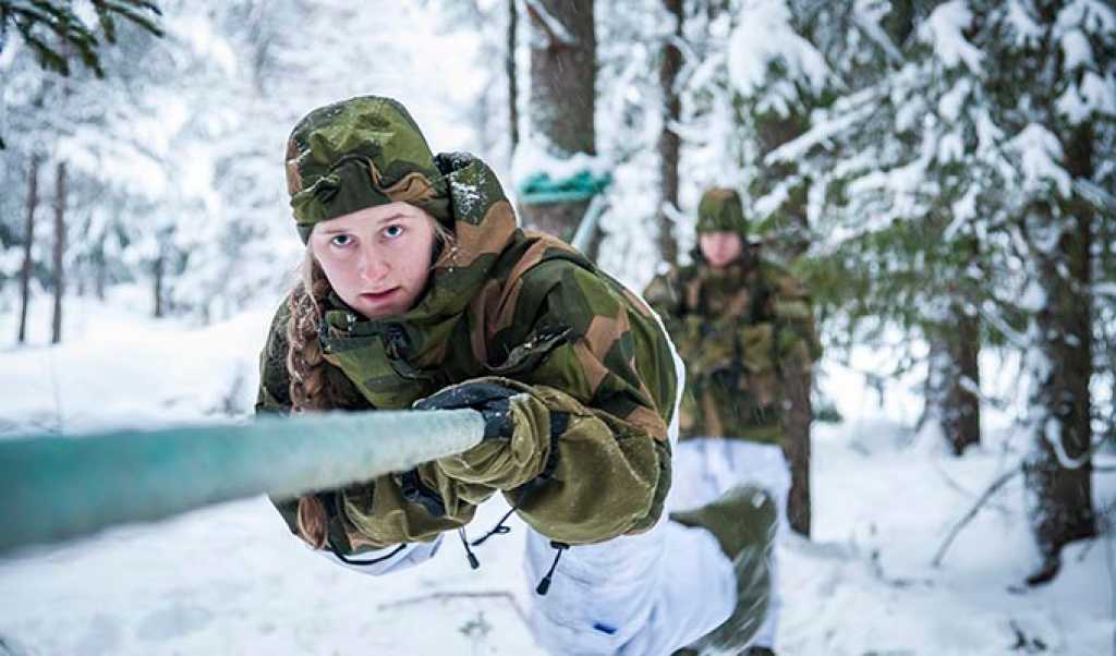 Denne casen heter overfiring tau. Aspirantene skal fire seg over et tau mellom to trær med alt lagsutstyret. Dette er aspiranter til Luftforsvarets befalsskole.