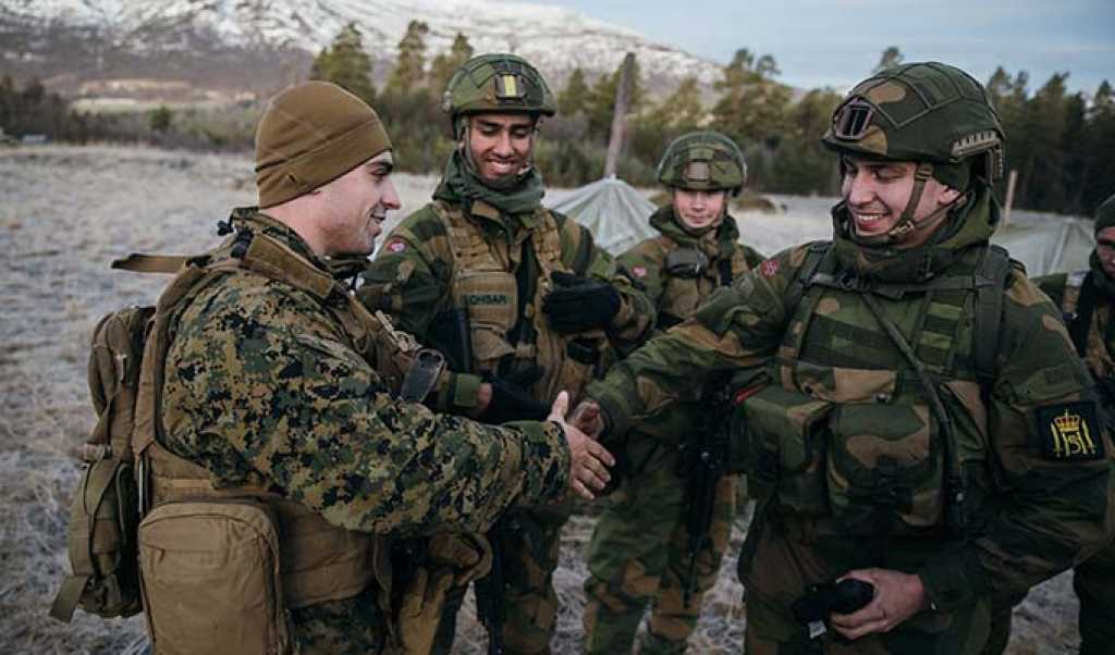Gardister fra Hans Majestet Kongens Garde snakker med korporal King fra US Marine Corps under NATO-øvelsen Trident Juncture 2018 i Oppdal