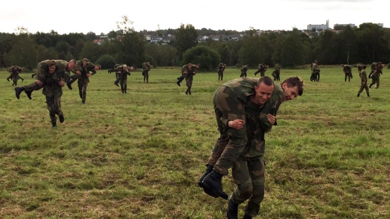 Rekrutter ved Madla trener på å bære skadde medsoldater i sikkerhet.