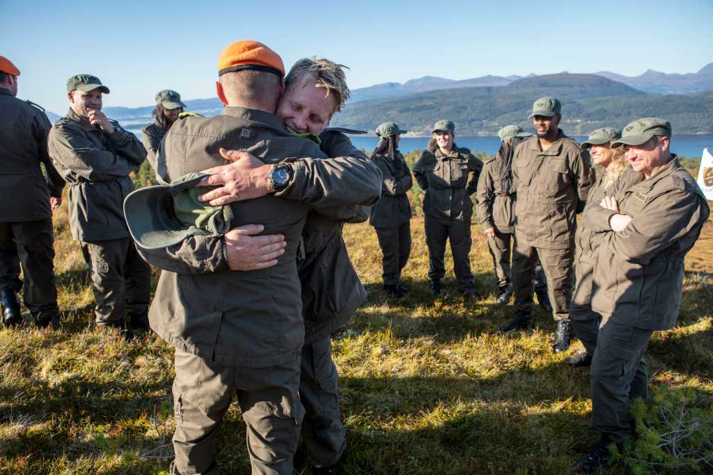 Bilde fra Tv-serien Kompani Lauritzen på TV2. Vinnie Sauvik er akkurat kåret til vinner og blir gratulert av en annen deltager.