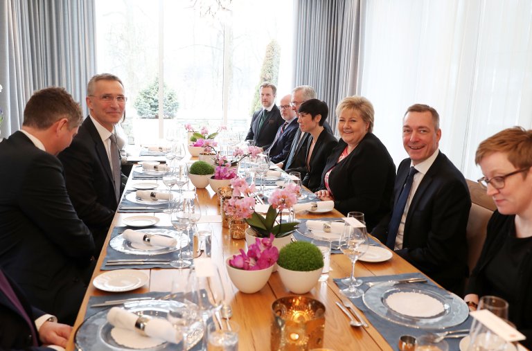 Jens Stoltenberg, Erna Solberg, Frank Bakke Jensen med flere rundt middagsbordet i Statsministerens representasjonsbolig i 2018.
