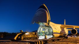 Et Antonov An-124 fly står med tuppen åpen og så kjører en Leopard 2 inn