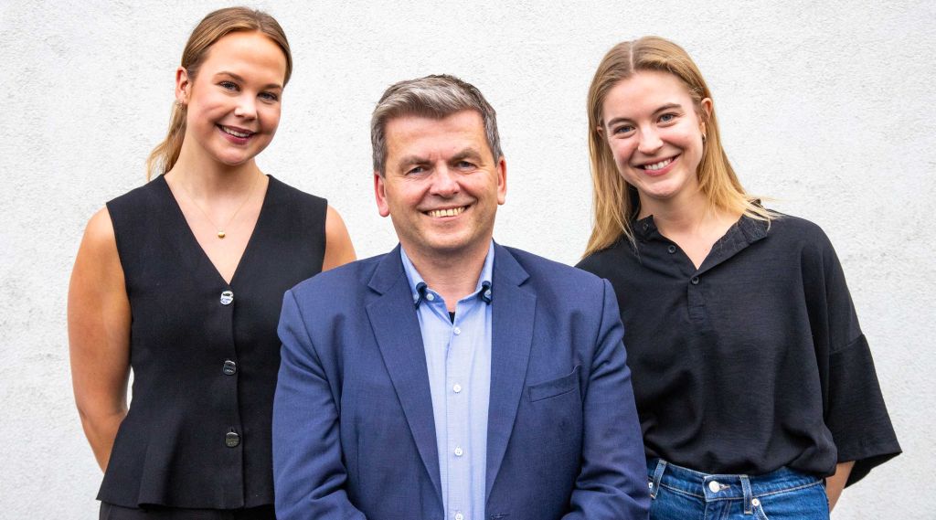 Stig Rune Sellevåg flankert av to av FFIs sommerstudenter.