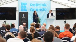 Julie Helseth Udal og Andé Pettersen på scenen på Kongsberg Agenda med publikum i salen. 