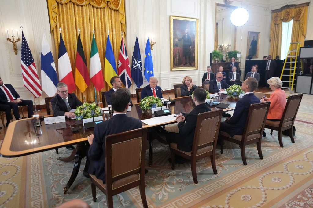 Europeiske toppledere i møte med Donald Trump rundt et stort møtebord. Landenes flagg langs veggen.
