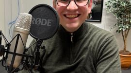 Portrett av Miika Brenna Jarsve i FFIs podkaststudio. Mann. Mikrofon. Innendørs.