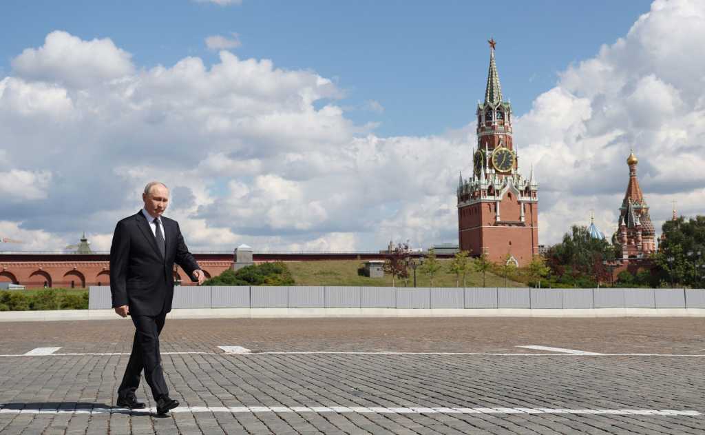 Putin går over brosteinen under et besøk til Archangel Cathedral i Kreml, Moskva.