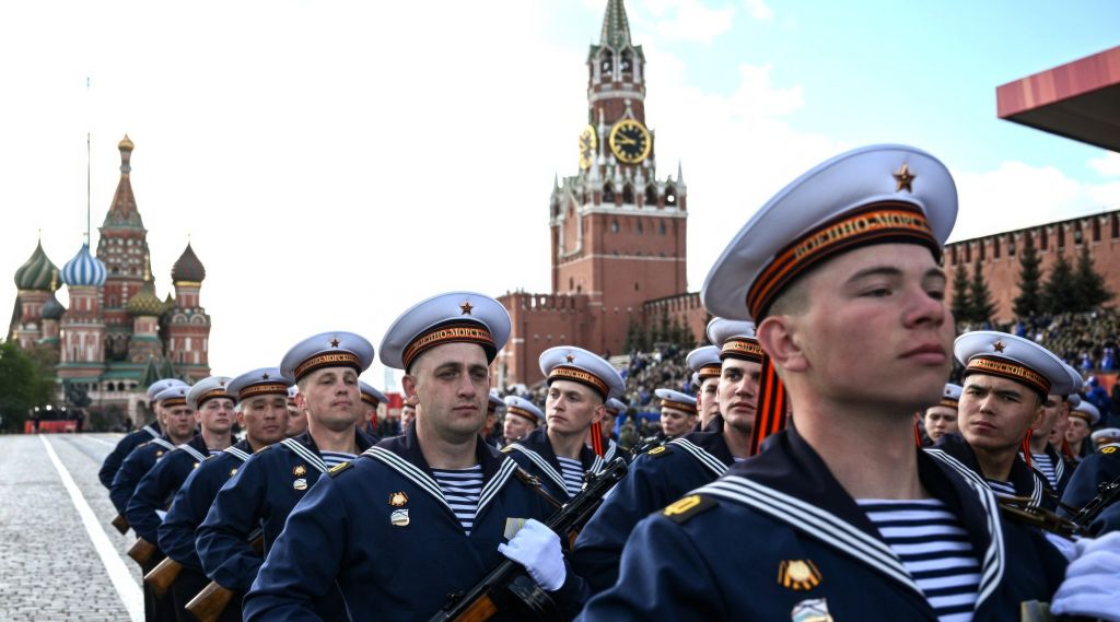 Marinesoldater paraderer nedover den røde plass i Moskva.