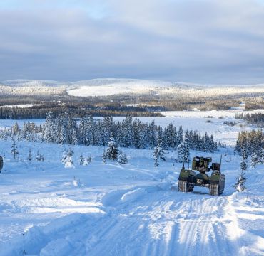 To UGV-er kjører autonomt i en vinterlig testløype.