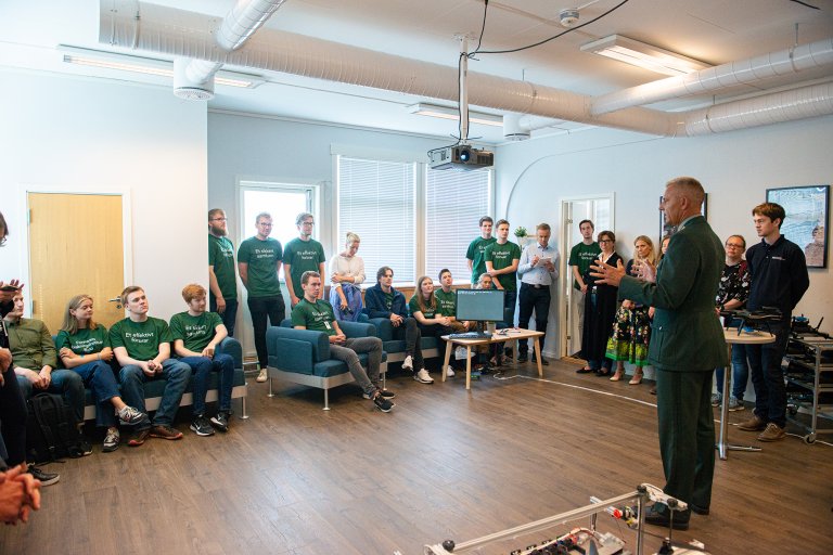 Generalmajor Odd-Harald Hagen snakker til en forsamling studenter.