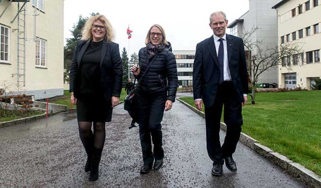 Anniken Huitfeld sammen med styreleder og administrerende direktør
