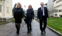Anniken Huitfeld sammen med styreleder og administrerende direktør