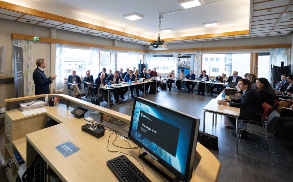 Administrerende direktør ved FFI, Kenneth Ruud, ønsket Forsvarskommisjonen velkommen i et fullsatt auditorium.