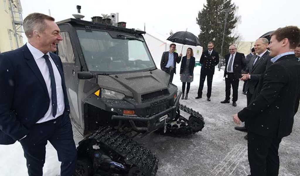forsvarsminister Frank Bakke-Jensen med FFIs autonome testbil Olav