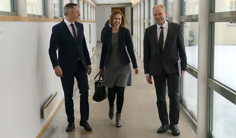 Forsvarsminister Frank Bakke-Jensen, forsknings- og høyere utdanningsminister Iselin Nybø og FFIs administrerende direktør John-Mikal Størdal.