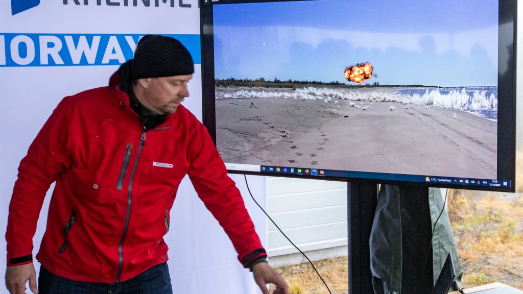 mann foran en skjerm som viser opptak fra forsøk