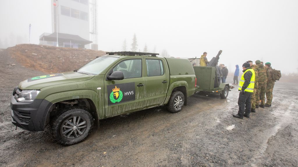 Bilde av en Volkswagen Amarok med Heimevernets logo ute i testfeltet