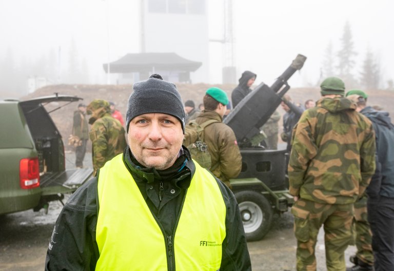 Nærbilde av forskningsleder Lorns Harald Bakstad ved FFI foran bombekasteren i tett tåke