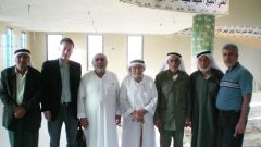 I 2008 besøkte Thomas al-Sila al-Harithiyya på vestbredden, der Abdallah Azzam vokste opp. Her er han i Abdallah Azzam moskeen. I midten står Abd al-Qadir Azzam (Abdallah’s bror). Fayiz Azzam (Abdallah’s nevø) er nummer tre fra venstre.