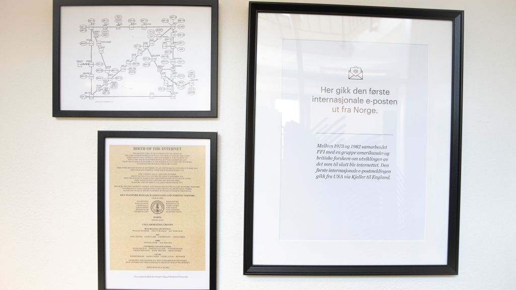 bilde av tre plakater som henger på KJeller der det fortelles historien om den første e-posten som ble sendt fra Norge
