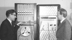 FFI-forskere foran magnetbåndstasjon 1965