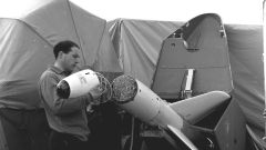FFI-forsker Arnt Øvreness med Penguin-missilet 1970