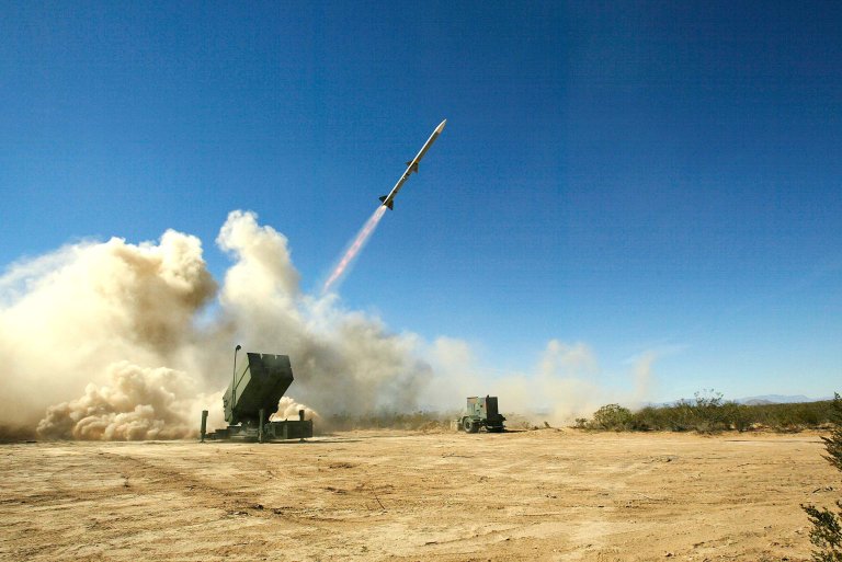 Ein rakett skytast ut frå eit batteri.