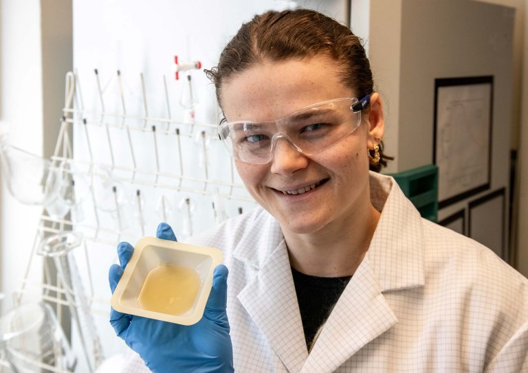 Forskar syner fram delar av rakettdrivstoffet i eit beger.