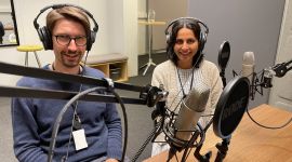Forskerne Arne Joakim Coldevin Bunkan og Fatima Ibsen sitter i FFIs podkaststudio med mikrofoner og hodetelefoner.