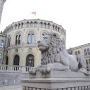 Nærbilde av løvestatuen foran Stortinget i Oslo
