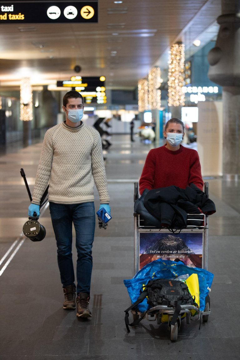 Forskerne Jostein Gohli og Kari Bøifot på vei for å ta luft- og overflateprøver på Gardermoen høsten 2021.