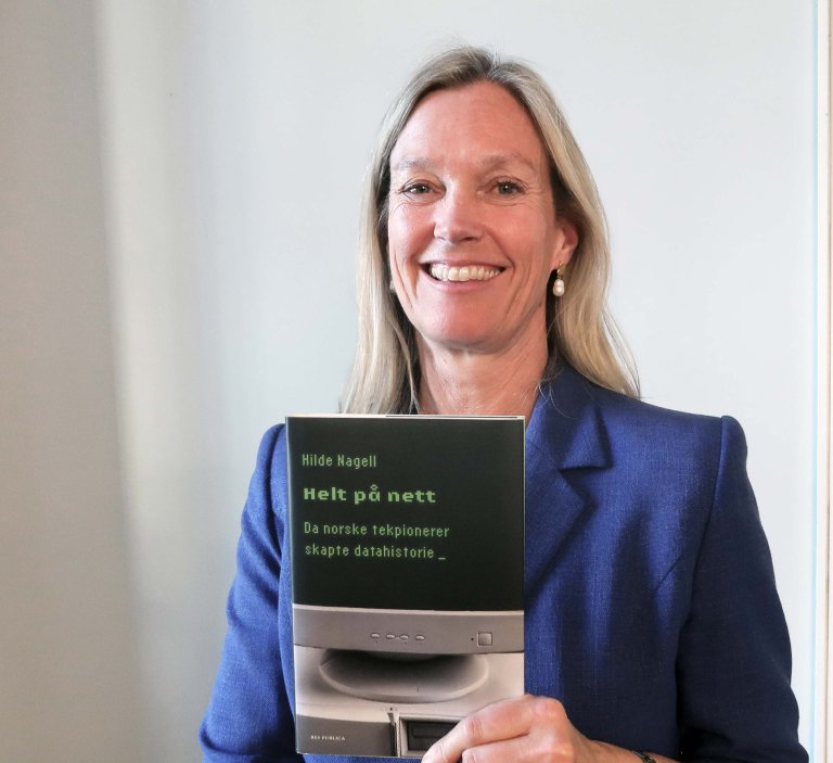 Hilde Nagel viser frem den nye boken Helt på nett.