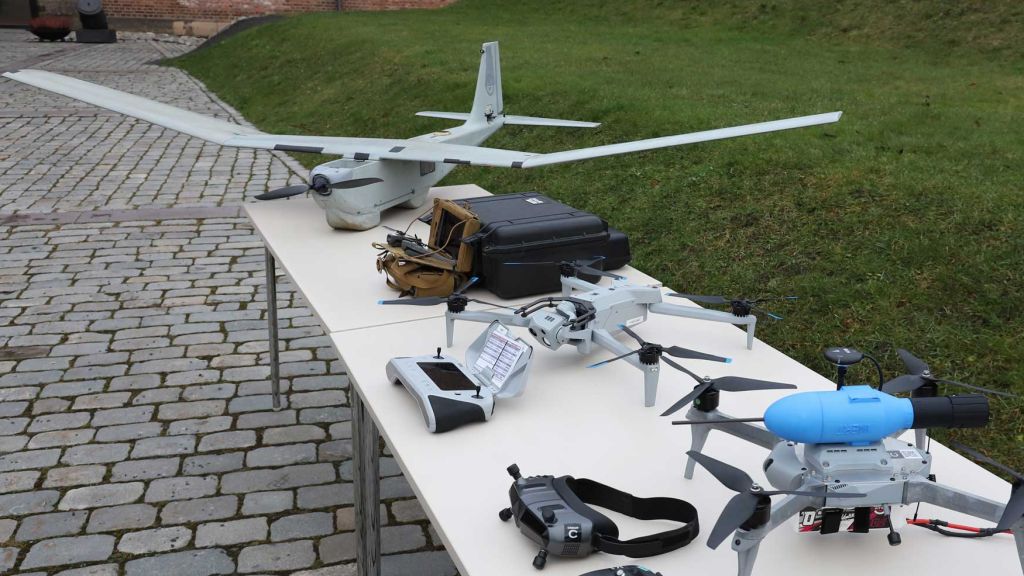 Ulike typer droner på et bord.