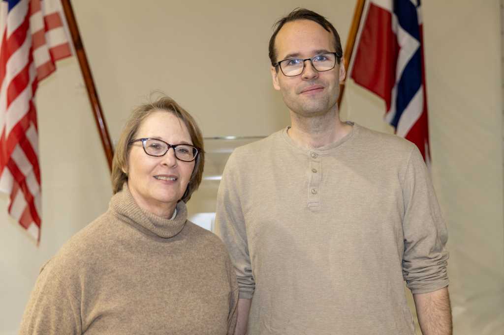 Lisa Sanders og Mats Rjaanes. Det norske og amerikanske flagget i bakgrunnen.