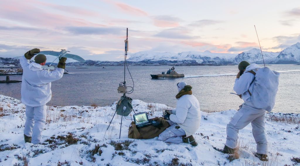 Soldater jobber med drone i vinterlandskap i Nord-Norge