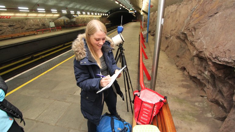 Forsker Kari Oline Bøifot samler inn luft og overflateprøver på Romsås T-banestasjon.