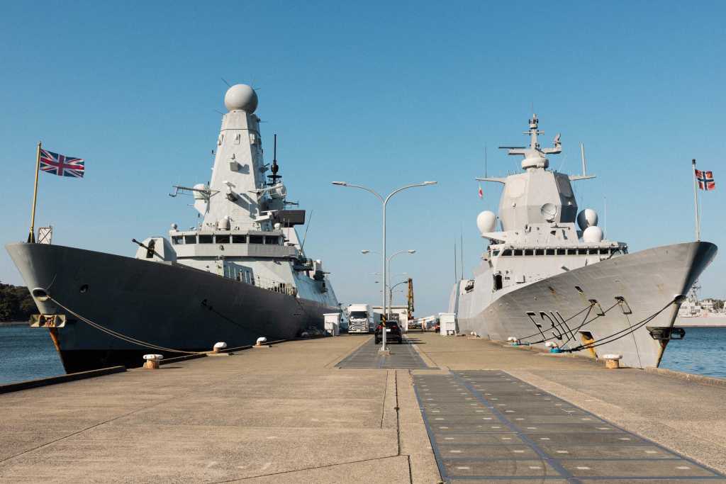 To fregatter ved kai.