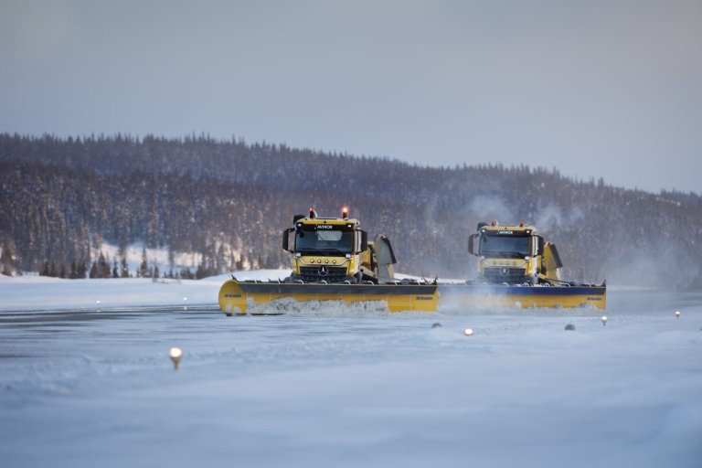 Autonome brøytebiler rydder rullebanen på en svensk flyplass for snø