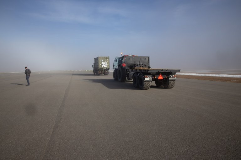 En autonom traktor bruker bildegjengkjenning for å følge etter en lastebil.