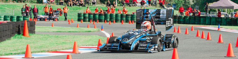 Racerbil på bane.