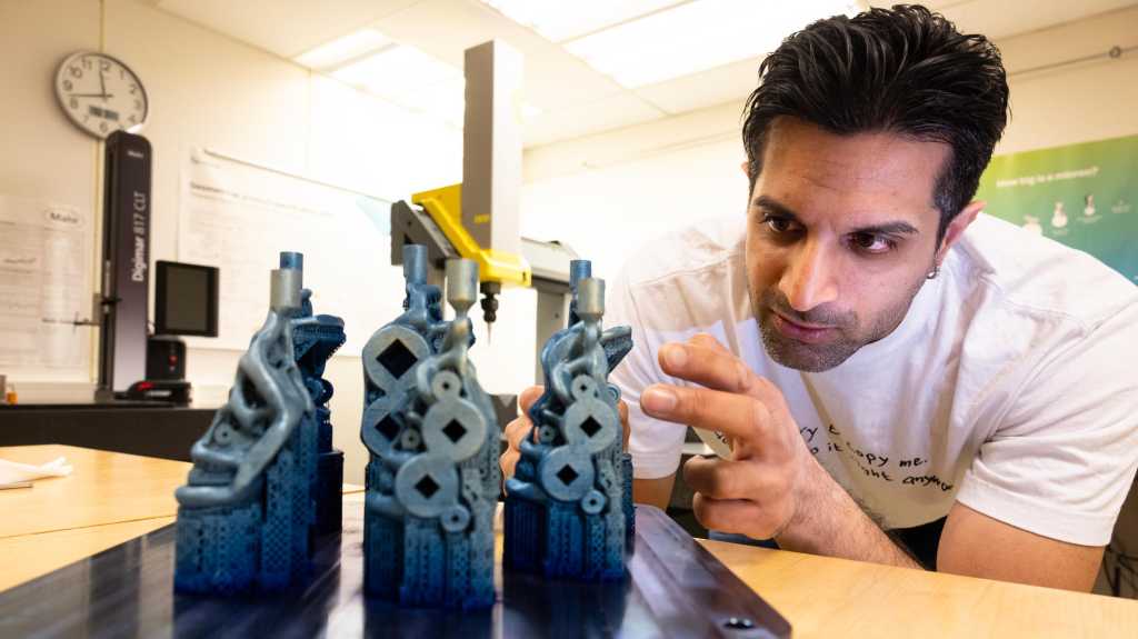 Sandeep Singh Klair med 3D-printede bremsekalipere.