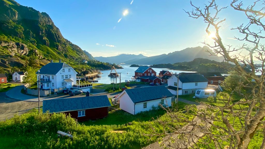 Et fiskevær i strålende solskinn.