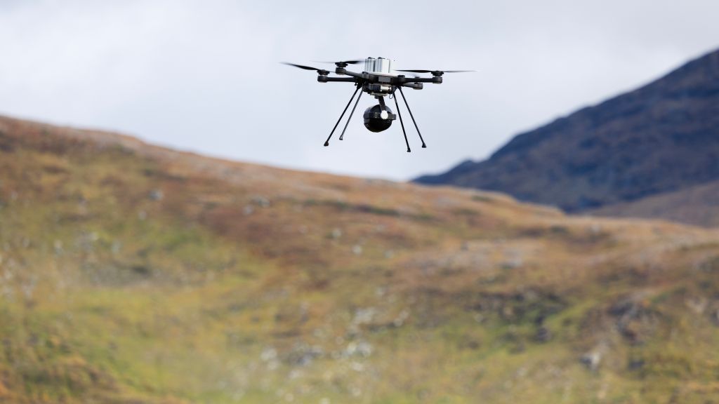 Drone svever over fjelllandskap