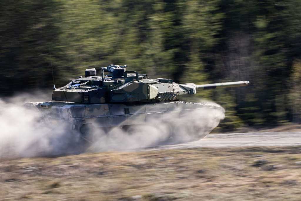 Leopard Leopard 2A8 NO i full fart så støvskygen står.