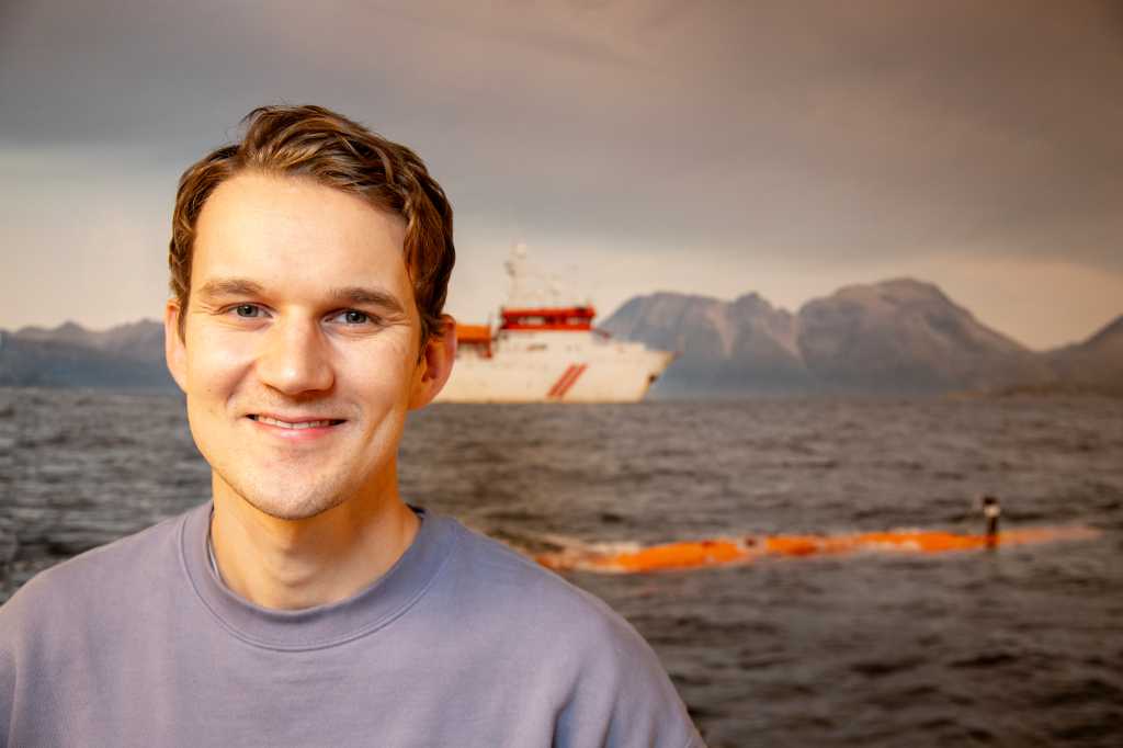 FFI-forsker Jens Einar Bremnes foran et bilde som viser Hugin i aksjon.