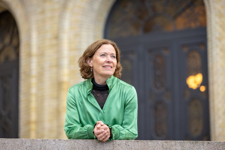 Portrett av stortingsrepresentant Kari Sofie Bjørnsen foran Stortinget.